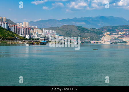 Wushan città sulle rive del fiume Yangtze, Cina Foto Stock