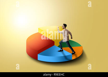 Bello imprenditore asiatico per raggiungere a piedi i più alti grafico a torta 3d. Business di successo di concetto Foto Stock