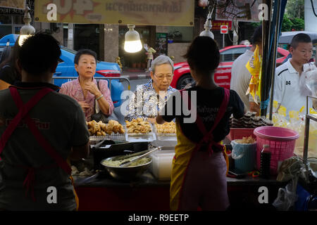 Una banchina di cibo in stallo Yaowarat Road, Chinatown, Bangkok, Thailandia, su un tardo pomeriggio; visto dal punto di osservazione dei fornitori Foto Stock