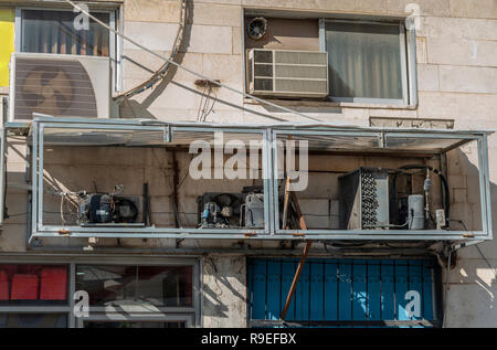 Aria condizionata e frigo motori appeso a una parete Foto Stock