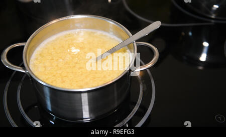 Close up di cottura Zuppa tradizionale tagliatelle, a forma di fiore noodles bollitura in acqua Foto Stock