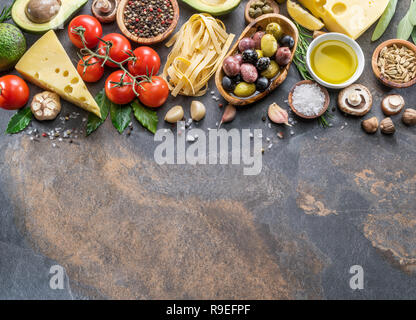 Pasta, spezie e verdure. Popolari del Mediterraneo italiano o ingredienti alimentari. Vista dall'alto. Foto Stock