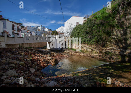 Fiume attraverso Arriate Foto Stock