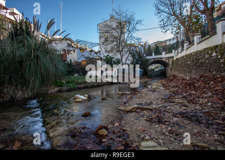 Fiume attraverso Arriate Foto Stock