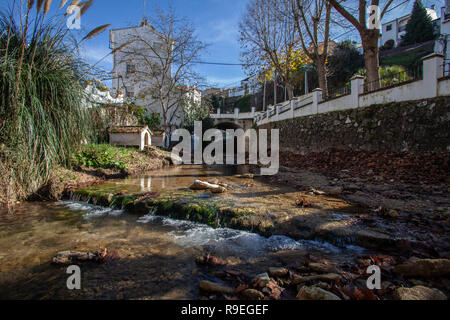 Fiume attraverso Arriate Foto Stock