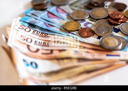 Close up di banconote in euro e centesimi di euro e monete su uno sfondo bianco. Il denaro, la concezione di business. Foto Stock