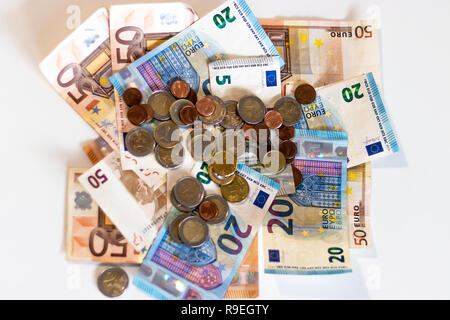 Close up di banconote in euro e centesimi di euro e monete su uno sfondo bianco. Il denaro, la concezione di business. Foto Stock