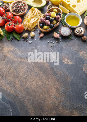 Pasta, spezie e verdure. Popolari del Mediterraneo italiano o ingredienti alimentari. Vista dall'alto. Foto Stock