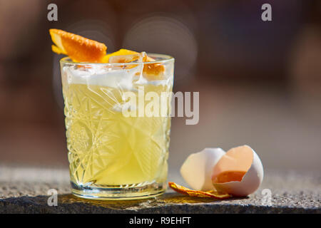 Il whiskey sour sotto la luce diretta del sole. Foto Stock