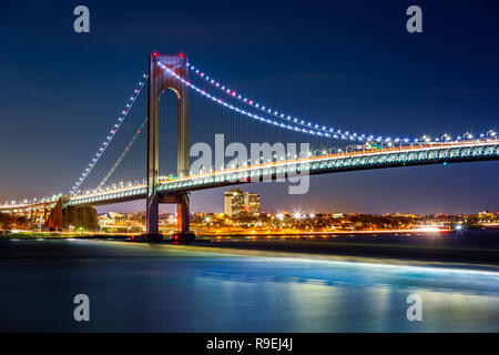Verrazzano Narrows Bridge di notte Foto Stock