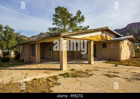 Abbandonato un livello Home in cattivo stato Foto Stock