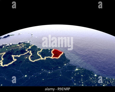 Guiana francese dallo spazio sul pianeta terra di notte con luminose luci della citta'. Plastica dettagliata pianeta superficie con la montagna vera e propria. 3D'illustrazione. Eleme Foto Stock