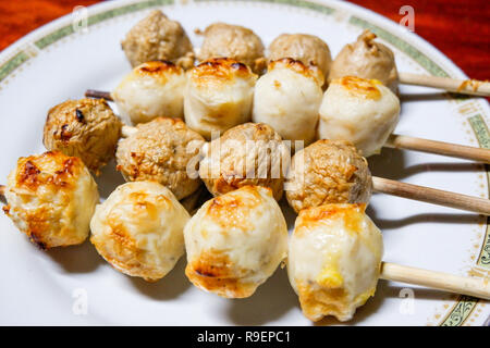 Carne alla griglia a sfera / grigliate di carne sfera stick sulla piastra - sfera di maiale e pesce arrosto a sfera il fuoco selettivo Foto Stock