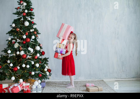 Stock Regali Di Natale.Bambina Apre I Regali Di Natale Nuovo Anno Albero Foto Stock Alamy