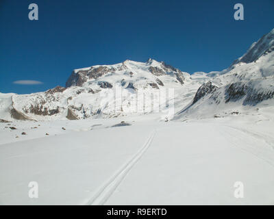 Il Monte Rosa la gamma della montagna e la Punta Dufour picco di montagna nelle Alpi svizzere al di sopra di Zermatt in inverno con backcountry piste da sci in primo piano Foto Stock