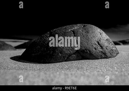 Immagine in bianco e nero di rocce da angolazione inusuale Foto Stock