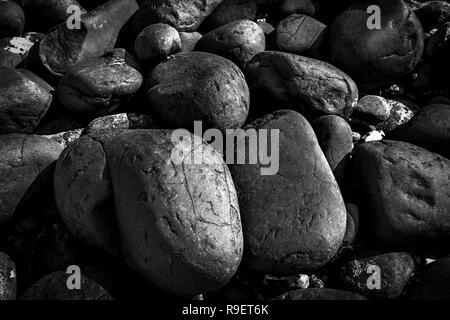 Immagine in bianco e nero di rocce da angolazione inusuale Foto Stock