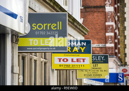 Fila di hotel per lasciare le indicazioni in Hamlet Court Road, Westcliff on Sea, Essex, Regno Unito. Affari, mercato immobiliare commerciale. Sorrell. Sud Foto Stock