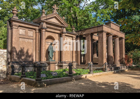 Berlino, Mitte. Dorotheenstadt cimitero protestante & sepoltura. Famiglia Stuttmeister tomba con scultura in bronzo Foto Stock