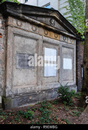 Berlino, Mitte. Dorotheenstadt cimitero protestante & sepoltura.vecchia tomba danneggiata con placche commemmorative rimosso. Foto Stock