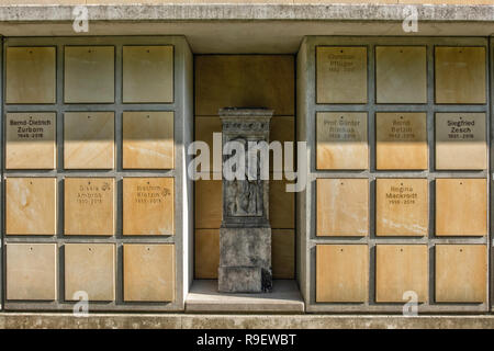 Berlino, Mitte. Dorotheenstadt cimitero protestante & sepoltura. Memorial Wall con nicchie contenenti sculture antiche Foto Stock