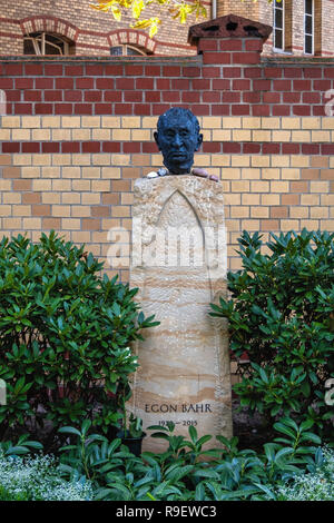 Berlino, Mitte. Dorotheenstadt cimitero protestante & sepoltura. Egon Barr tomba con busto in bronzo. Foto Stock