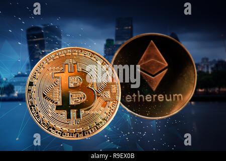 Bitecoin, litecoin, ethereum contro grattacieli - futuristici smart city - transazioni cryptocurrency concept Foto Stock