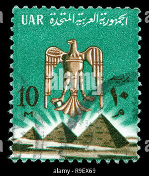 Francobollo dalla ex Repubblica araba unita nella Nazionale di serie di simboli emessi nel 1964 Foto Stock