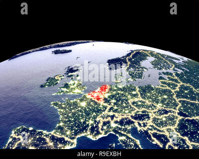 Unione Benelux dallo spazio sul pianeta terra di notte con luminose luci della citta'. Plastica dettagliata pianeta superficie con la montagna vera e propria. 3D'illustrazione. Eleme Foto Stock