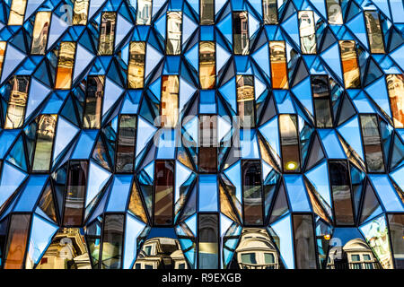 Contemporanea facciata di vetro con gioiello-come le forme a 187-195 Oxford Street, London, Regno Unito Foto Stock