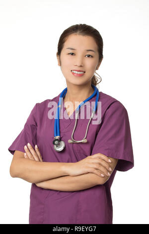 Bella asiatica American medico o infermiere indossando blue scrubs e posa con uno stetoscopio isolati su sfondo bianco Foto Stock