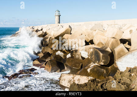 Ondata di schiantarsi contro il cemento, tetrapods Batroun, Libano Foto Stock