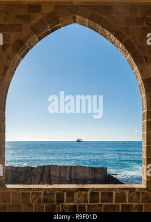 La parete Fenicia visto da uno degli archi di Saydet El Bahr (Nostra Signora del mare) Chiesa, Batroun, Libano Foto Stock