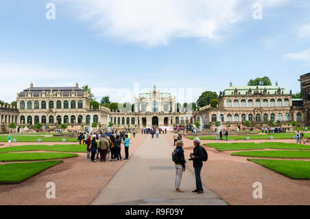 I turisti in Palazzo Zwinger, Dresda, Germania Foto Stock