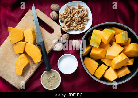 La preparazione e gli ingredienti per cucinare tradizionale turca zucca dessert chiamato kabak tatlisi Foto Stock