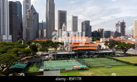 Vista aerea del Padang e Singapore Sports Club di fronte alle torri del quartiere finanziario Foto Stock