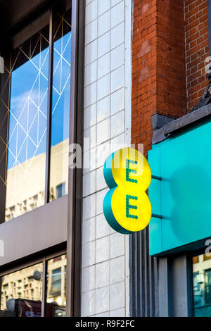 Segno del logo di un operatore di rete mobile EE su Oxford Street, London, Regno Unito Foto Stock