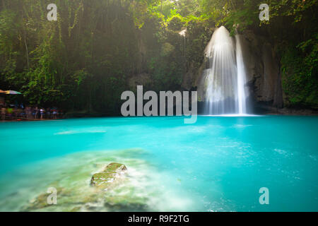 Incredibile color turchese cascate di Kawasan situato sull isola di Cebu, Filippine Foto Stock