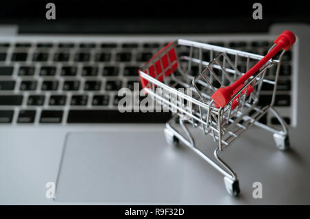Carrello sul computer portatile, shopping online concept Foto Stock