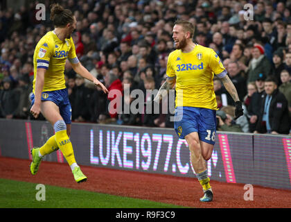 Leeds United's Pontus Jansson (sinistra) punteggio celebra il suo lato il secondo obiettivo del gioco durante il cielo di scommessa match del campionato a Villa Park, Birmingham. Foto Stock