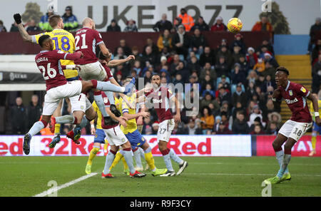 Leeds United's Pontus Jansson celebra il punteggio al suo fianco il secondo obiettivo del gioco durante il cielo di scommessa match del campionato a Villa Park, Birmingham. Foto Stock