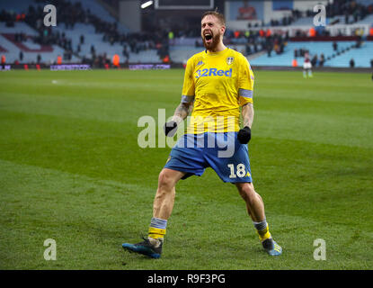 Leeds United's Pontus Jansson celebra dopo il fischio finale durante il cielo di scommessa match del campionato a Villa Park, Birmingham. Foto Stock