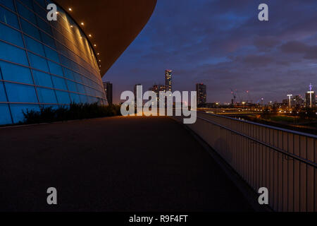 Il Aquatics Centre di notte, Queen Elizabeth Olympic Park Progettato da Zaha Hadid , London, England, Regno Unito, Europa. Foto Stock