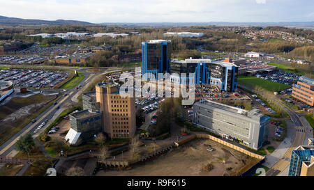 Vista aerea di Telford centro uffici in Shropshire con la nuova stazione ferroviaria passerella e la A442 road Foto Stock