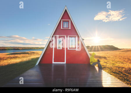 Carino piccolo triangolo casa rossa di cabina Islanda islandese Foto Stock