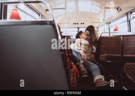 Amorevole coppia giovane in inverno tempo seduti in un caffè Foto Stock