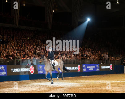 Gran Bretagna Scott insolente cavalca il suo cavallo Ursula fuori dell'arena per l'ultima volta prima del suo ritiro dalle competizioni durante il giorno sette del London International Horse Show a Olympia di Londra. Foto Stock