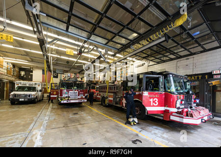 Chicago, Stati Uniti d'America - 8 Ottobre 2018: Chicago Metropolitan camion fuoco si trova all'interno di una stazione dei vigili del fuoco nel centro di Chicago - Immagine Foto Stock