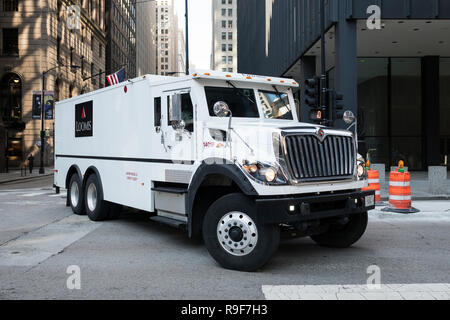 Chicago, IL - USA - Ottobre 9, 2018: Loomis corazzato carrello denaro in Chicago, Stati Uniti d'America. Loomis è una cassa di società di handling operanti 3.000 veicoli denaro in t Foto Stock