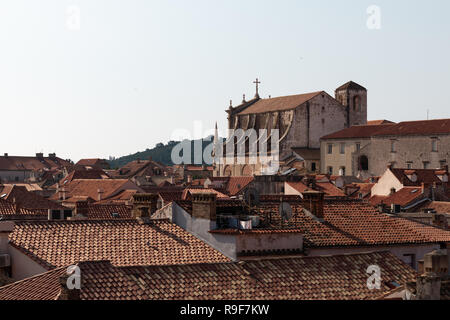 Guardando oltre il paese vecchio di Dubrovnik verso la cattedrale, Croazia Foto Stock